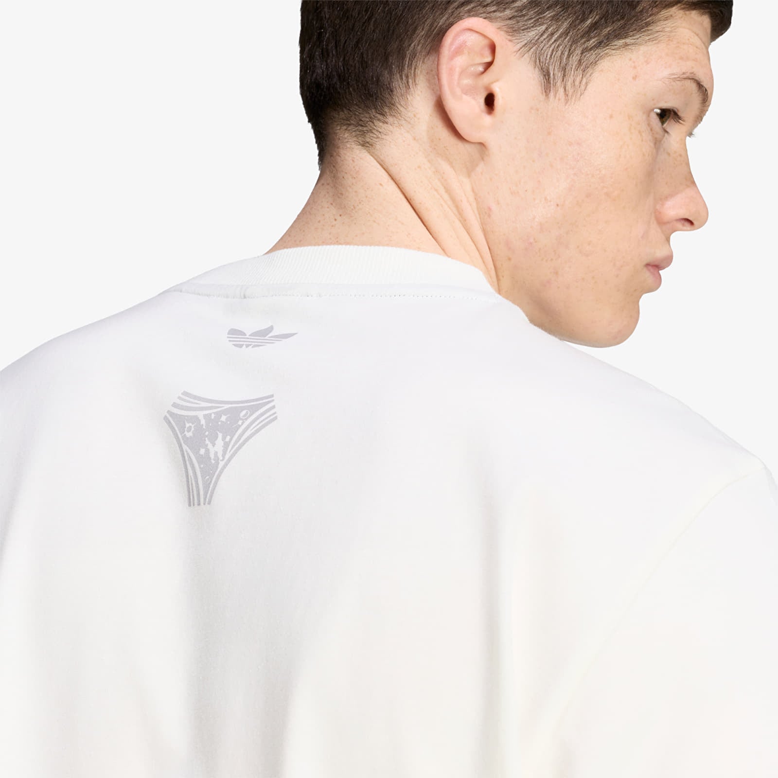 T-shirts til mænd adidas Adilenium Season 5 Questra Graphic T-Shirt Off White