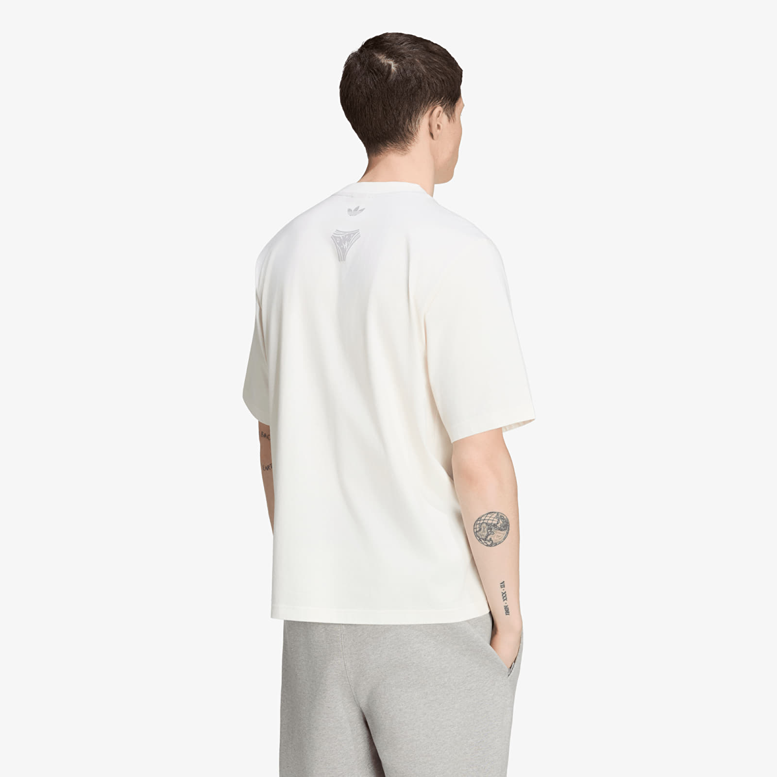 T-shirts til mænd adidas Adilenium Season 5 Questra Graphic T-Shirt Off White