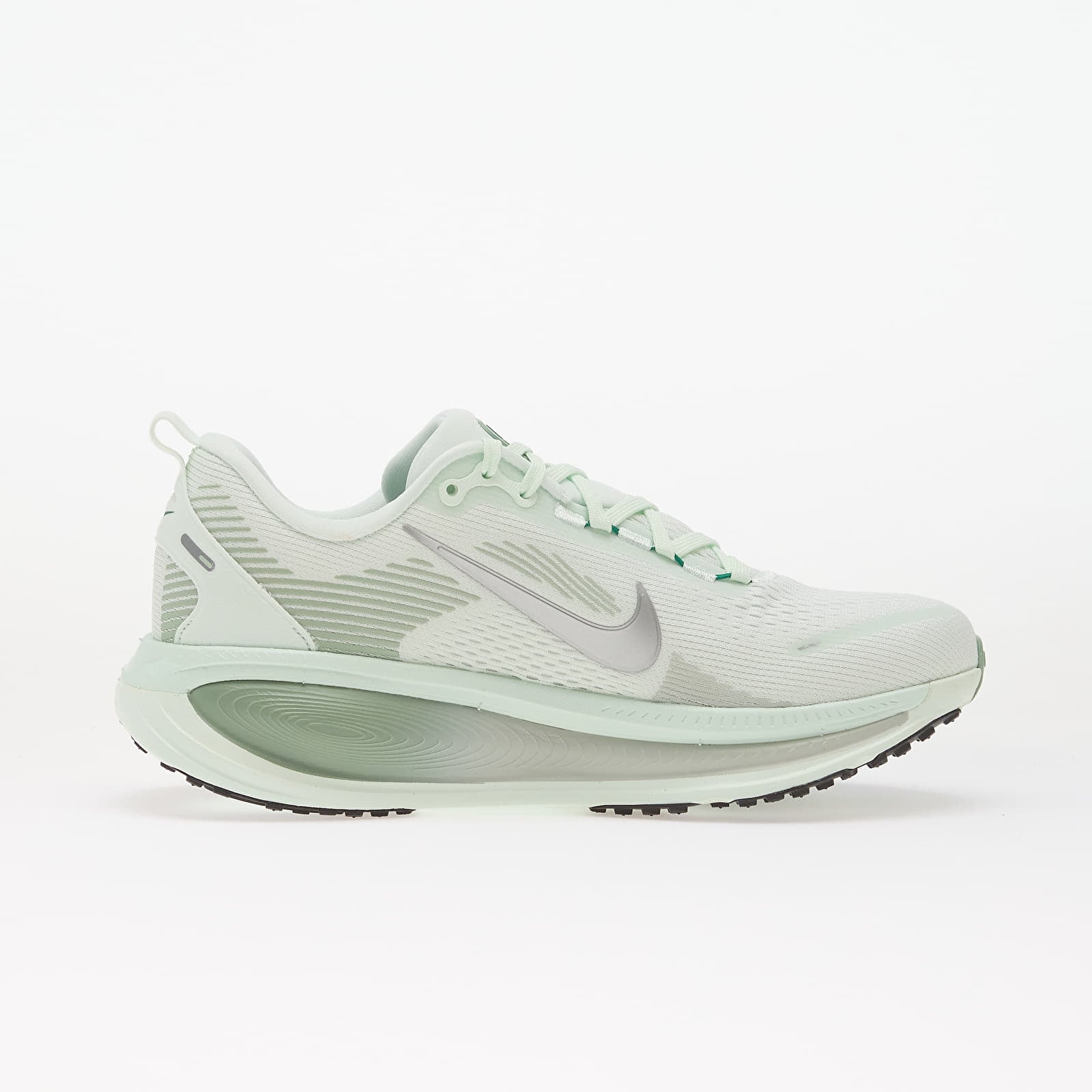 Sneakers och skor för kvinnor Nike Vomero 18 Barely Green/ Metallic Silver-Steam
