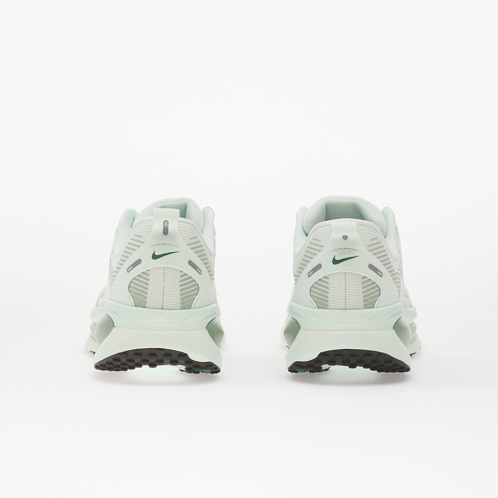 Sneakers och skor för kvinnor Nike Vomero 18 Barely Green/ Metallic Silver-Steam