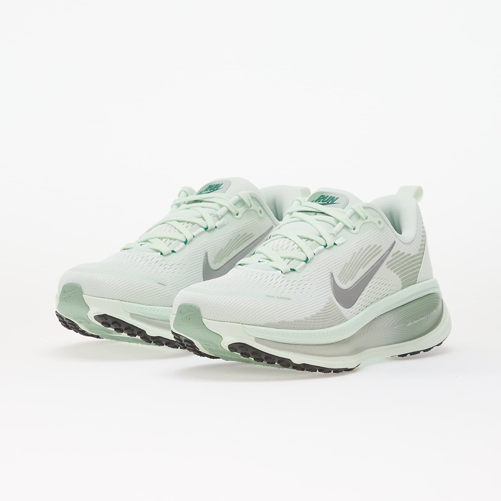 Sneakers och skor för kvinnor Nike Vomero 18 Barely Green/ Metallic Silver-Steam