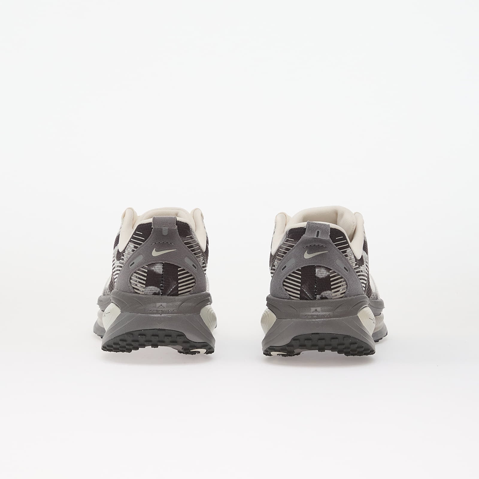 Sneakers och skor för kvinnor Nike Vomero 18 Se Phantom/ Sail-Pencil Point-Anthracite