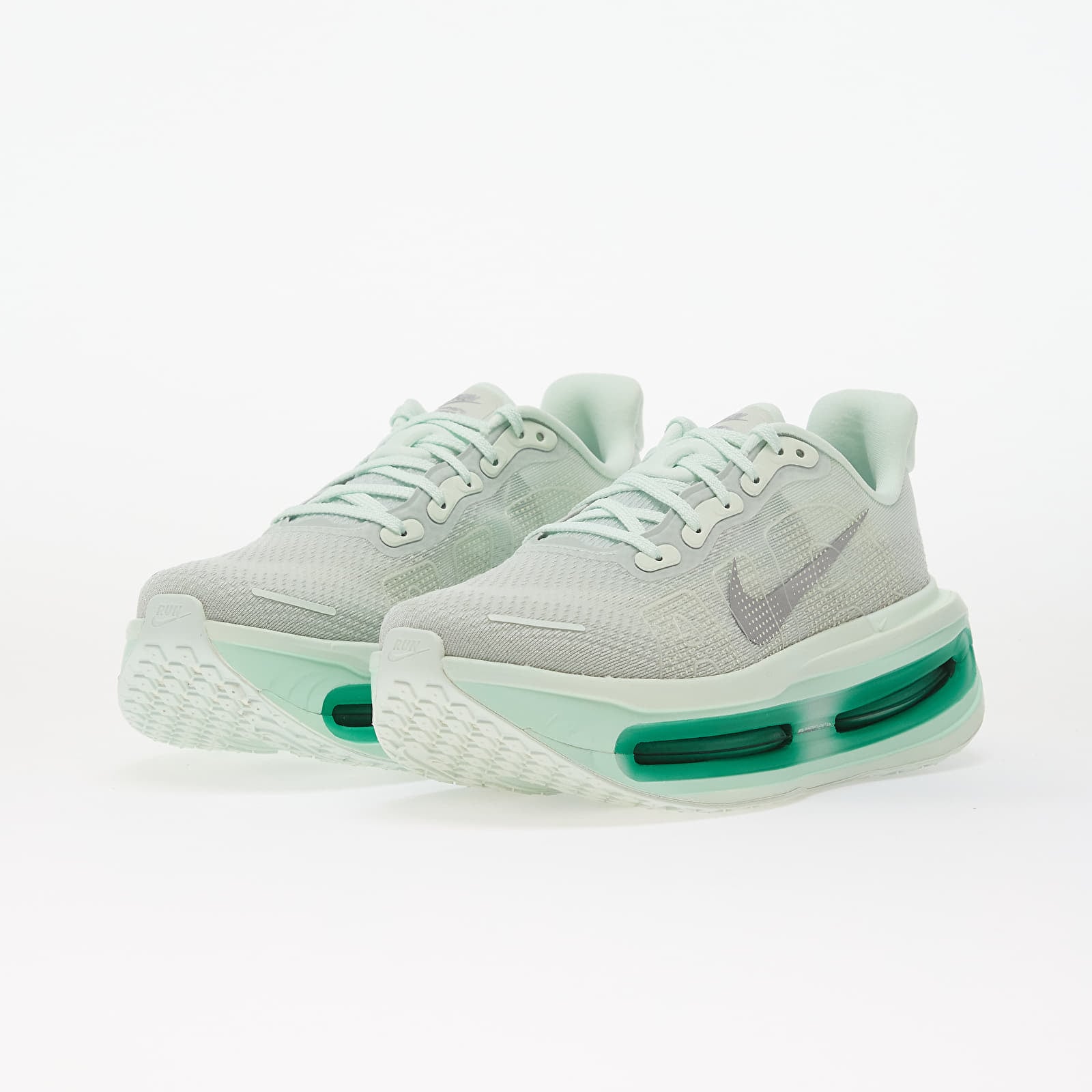 Sneakers och skor för kvinnor Nike Vomero Premium Barely Green/ Metallic Silver