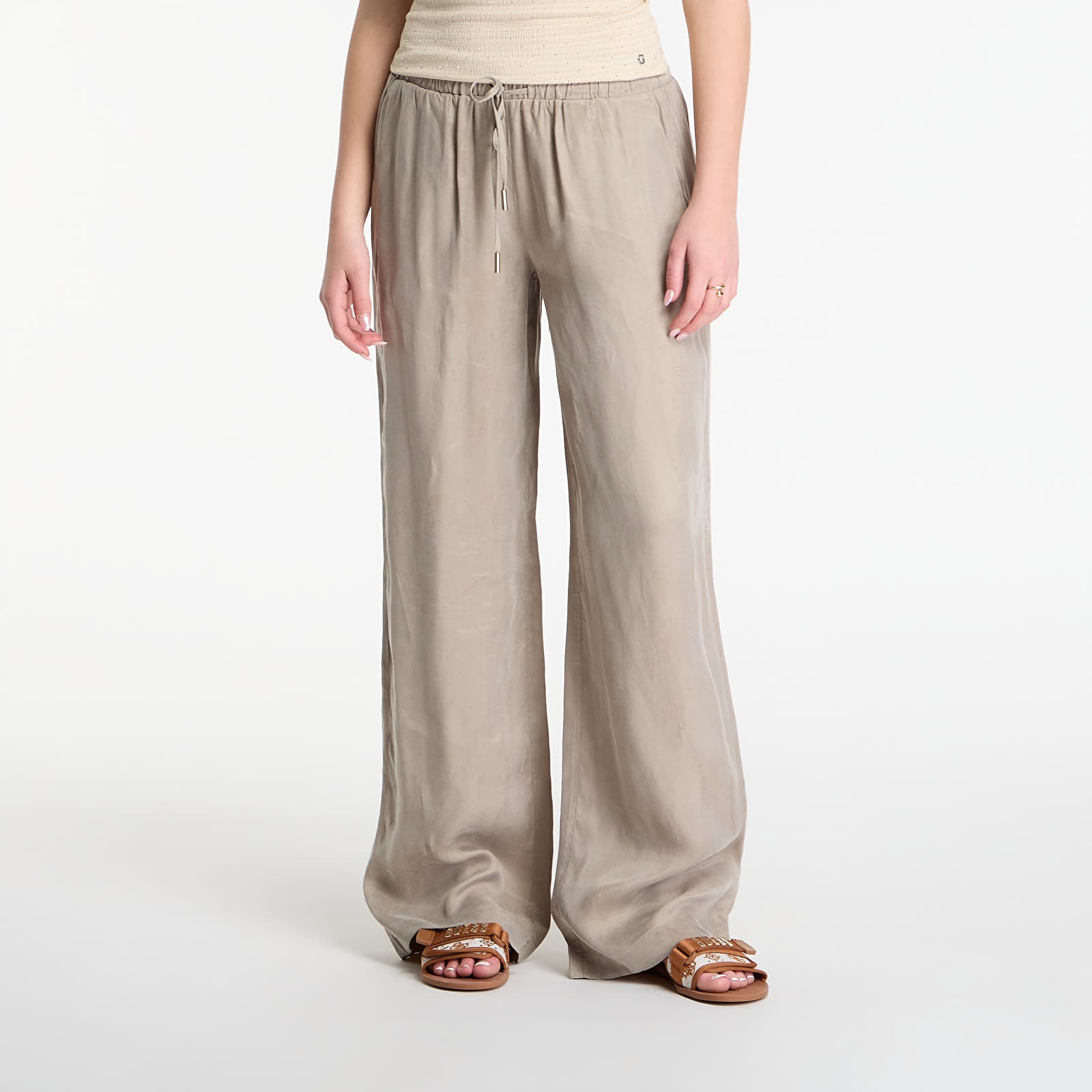 Träningsbyxor GUESS Dalia Fluid Jogger Pant Sage Leaf