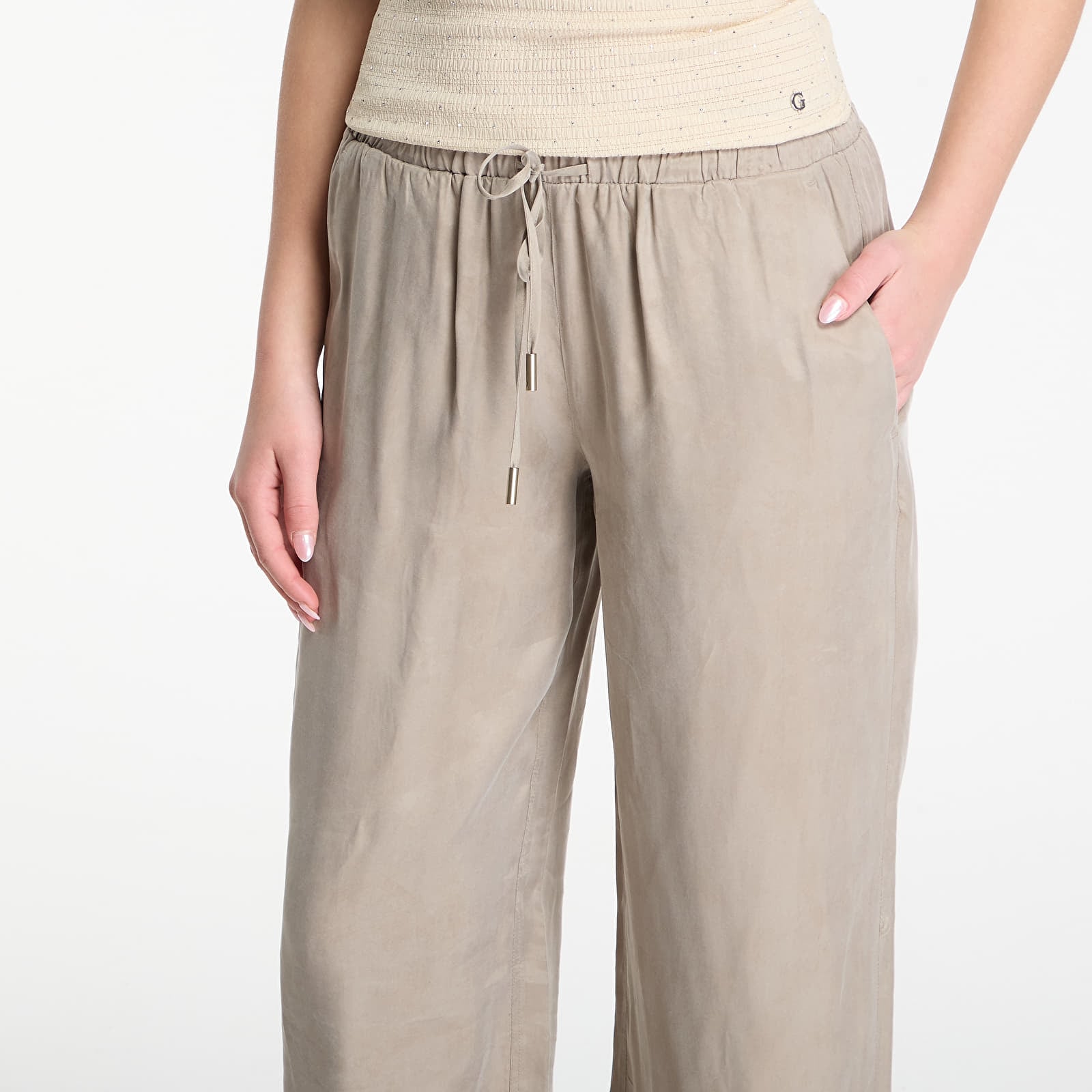 Träningsbyxor GUESS Dalia Fluid Jogger Pant Sage Leaf