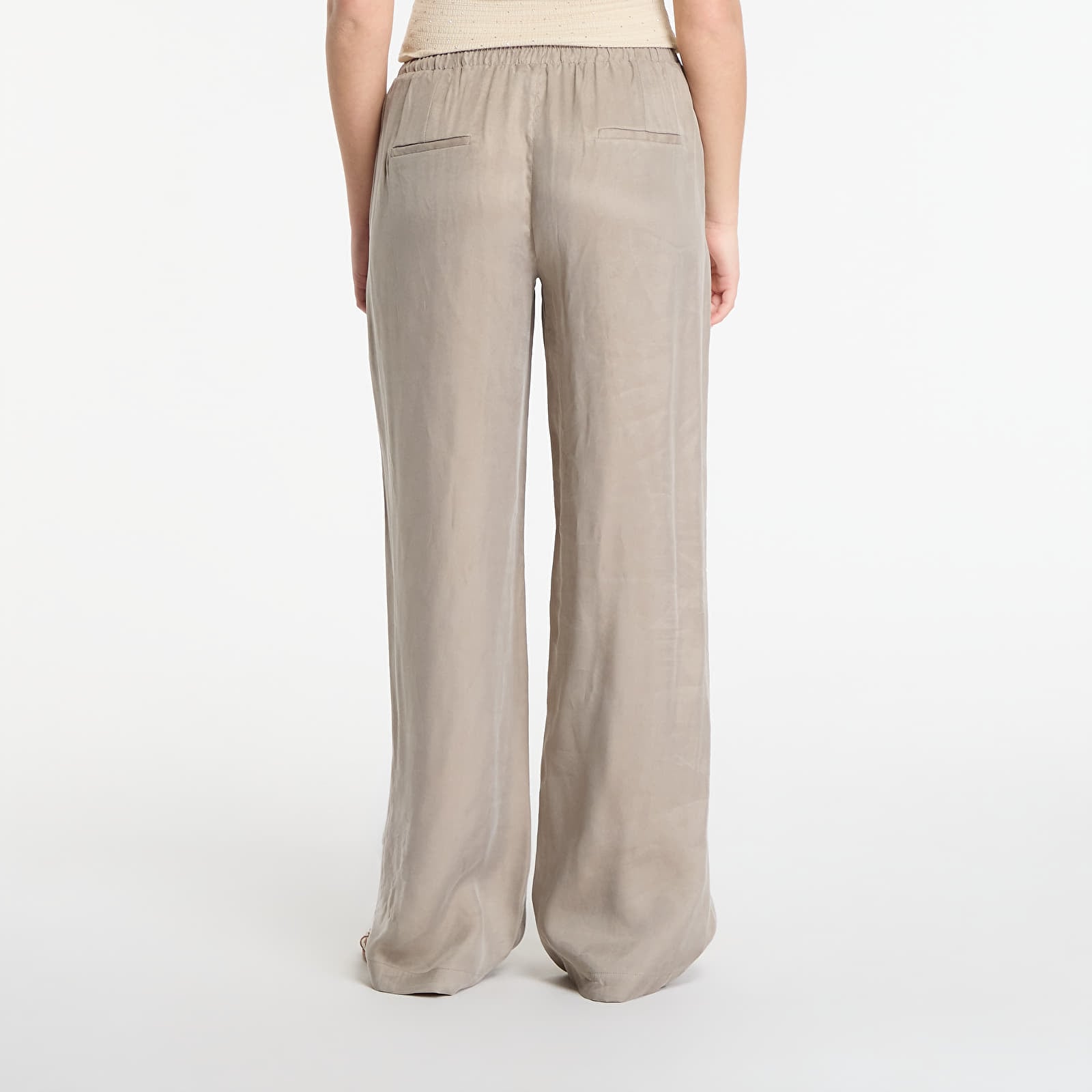 Träningsbyxor GUESS Dalia Fluid Jogger Pant Sage Leaf