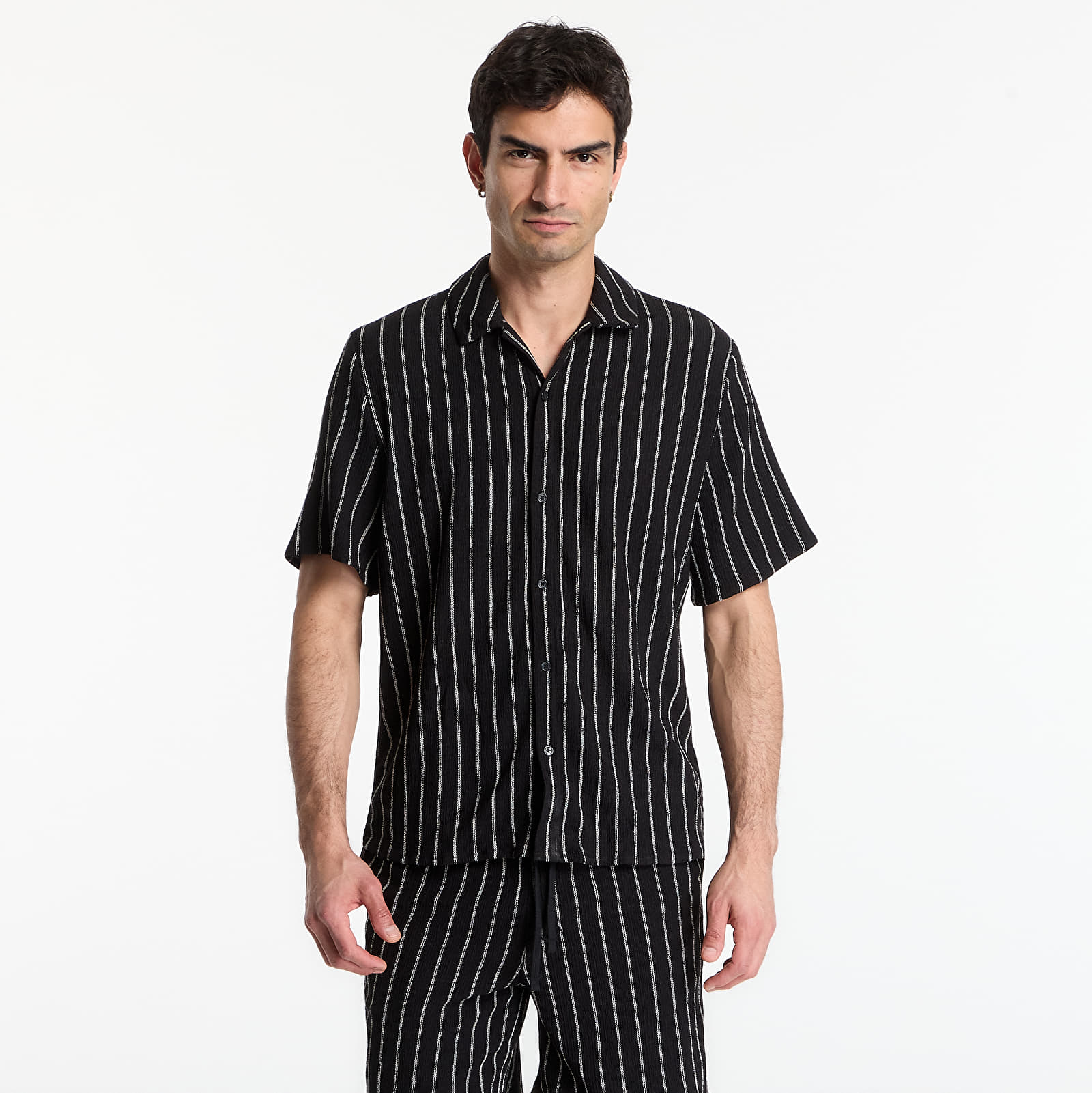 Koszule Urban Classics Striped Crinkle Resort Shirt  Black/ Off White