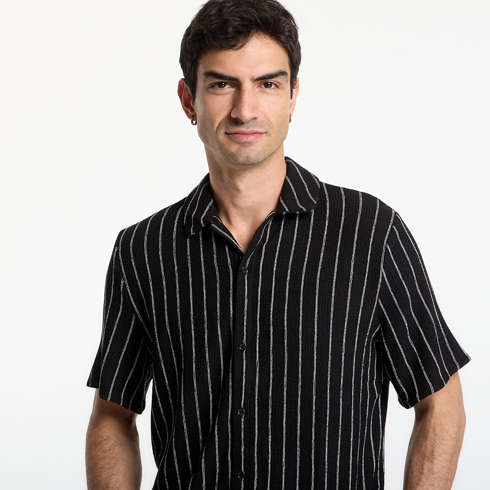 Koszule Urban Classics Striped Crinkle Resort Shirt  Black/ Off White