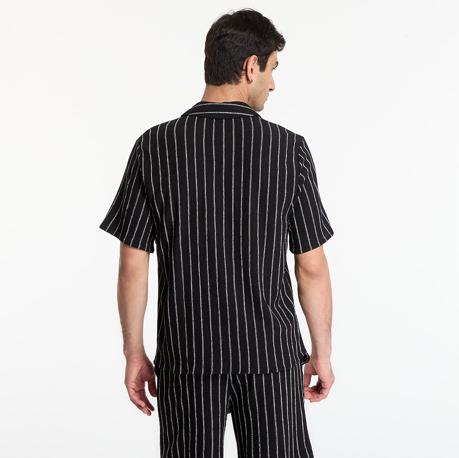 Koszule Urban Classics Striped Crinkle Resort Shirt  Black/ Off White