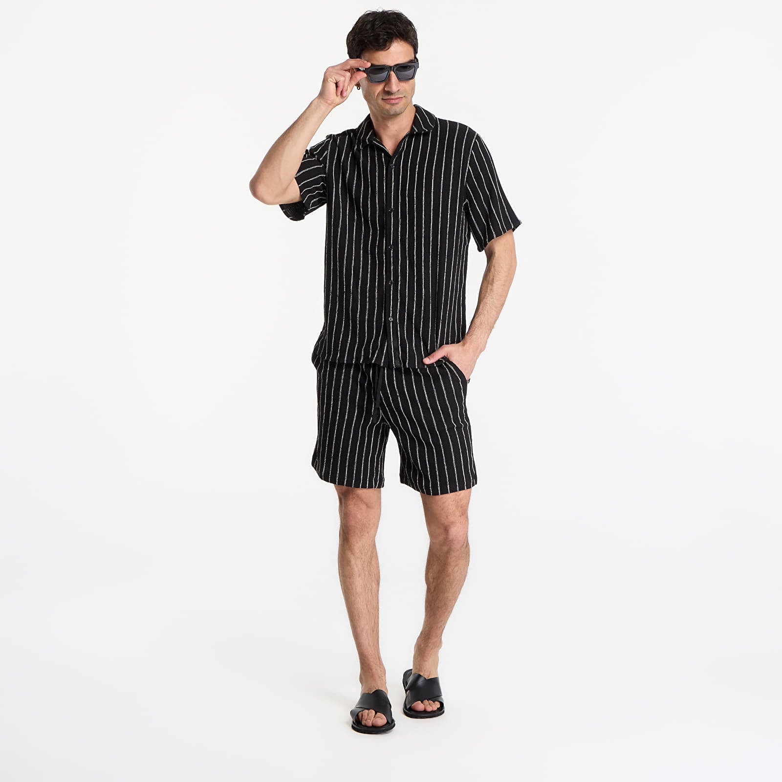 Koszule Urban Classics Striped Crinkle Resort Shirt  Black/ Off White
