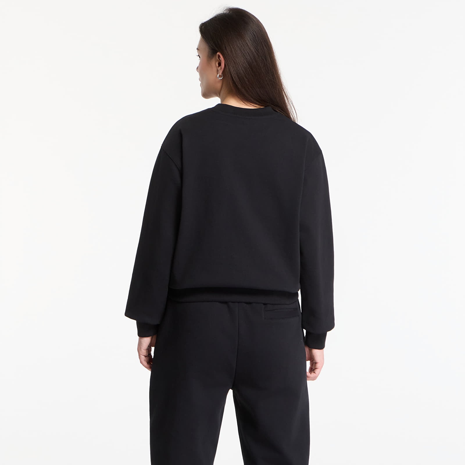 Bluzy Queens Women's Sweats Essential Crewneck Black