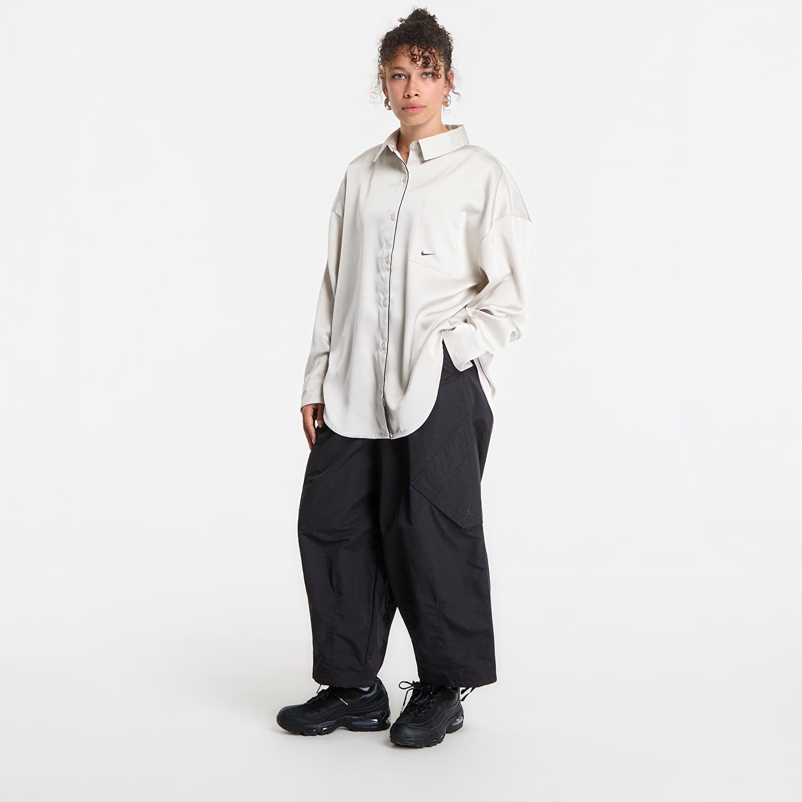 Ženske majice Nike Sportswear Women's Oversized Satin Long-Sleeve Top Light Bone/ Black
