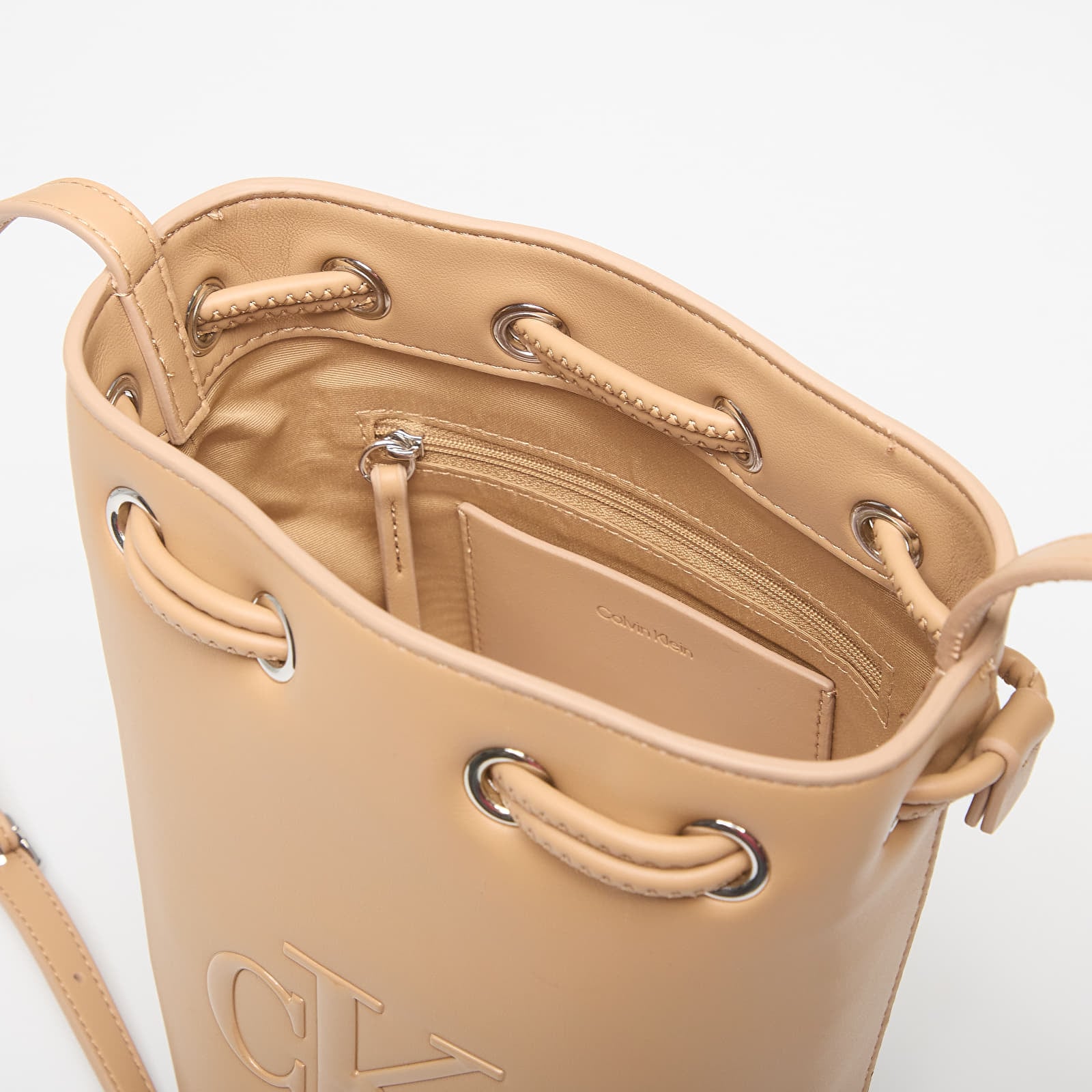 Genți de mână Calvin Klein Bold Ck Small Bucket Bag Tannin