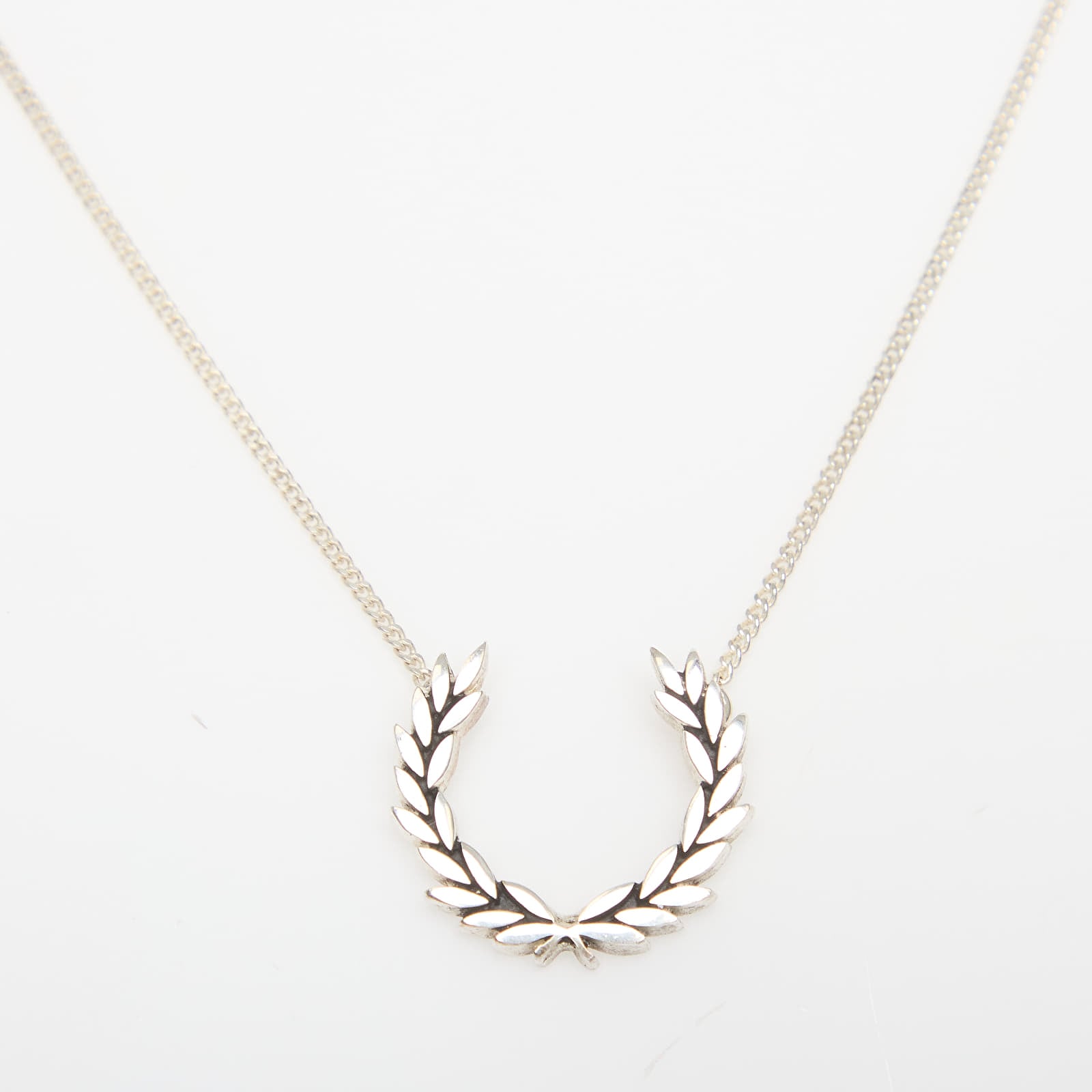Ogrlice Fred Perry Laurel Wreath Necklace Metallic Silver