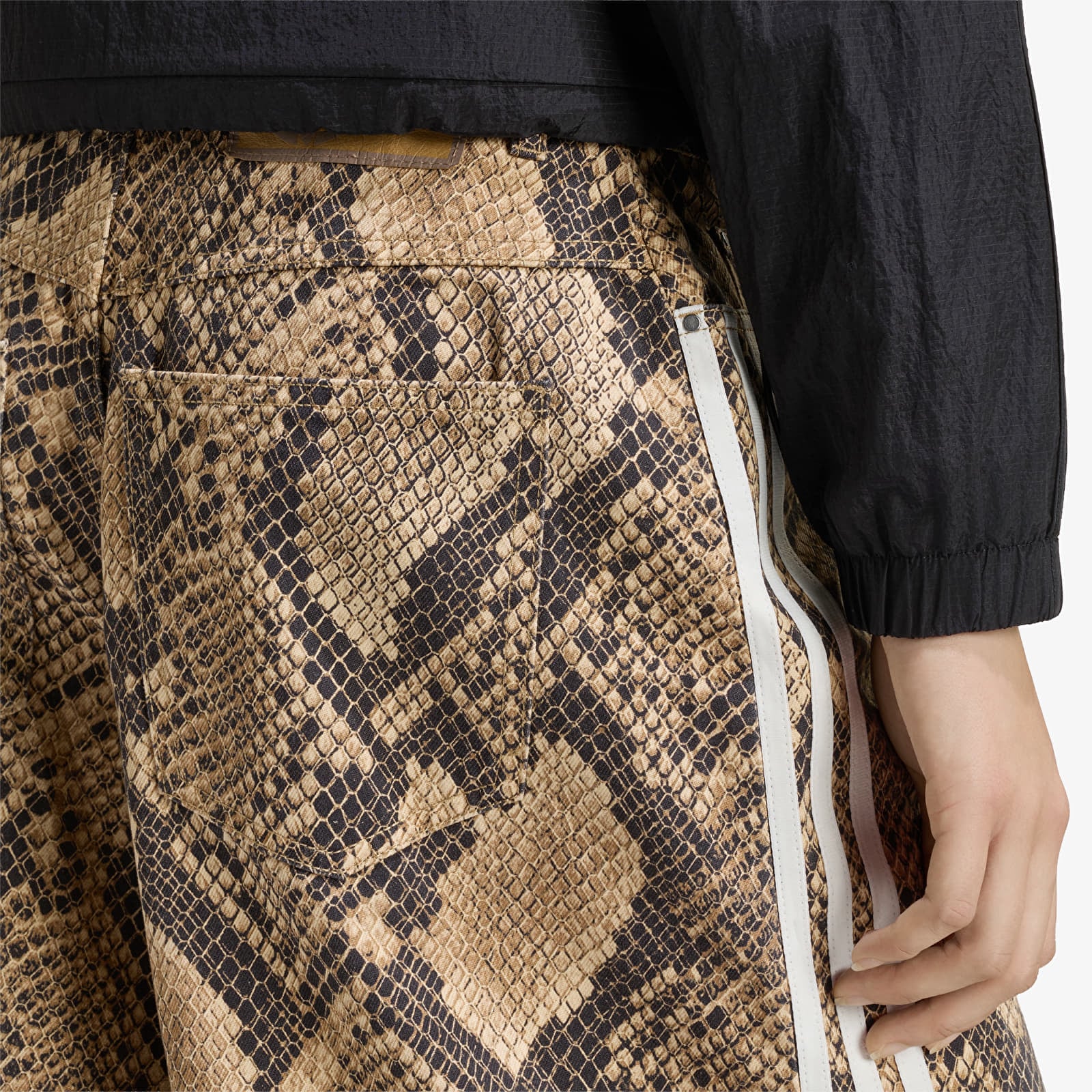 Moteriški šortai adidas Snake Print Denim Bermuda Shorts Linen/ Magic Beige