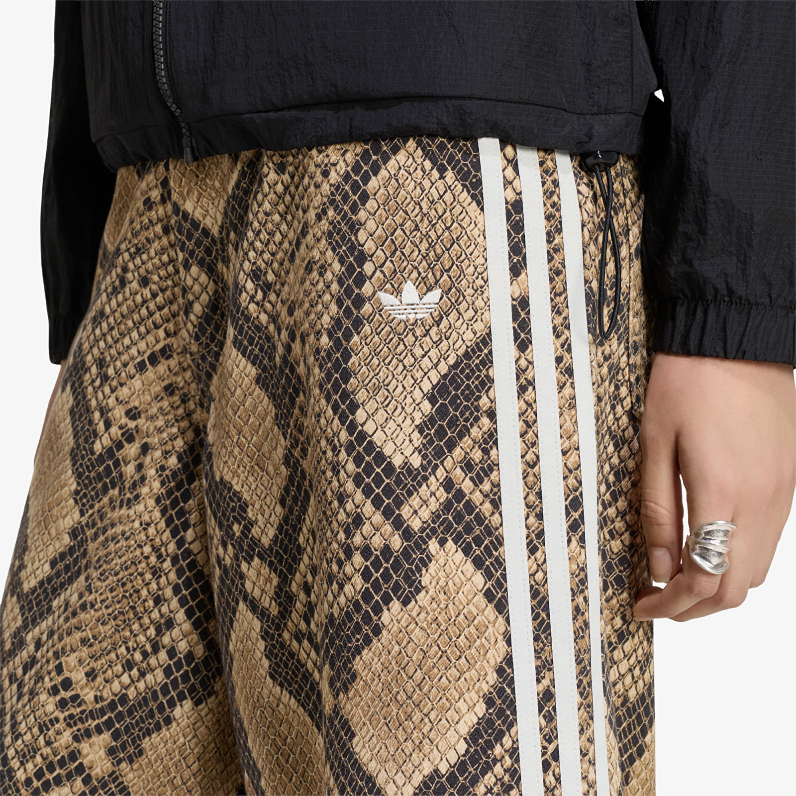 Moteriški šortai adidas Snake Print Denim Bermuda Shorts Linen/ Magic Beige