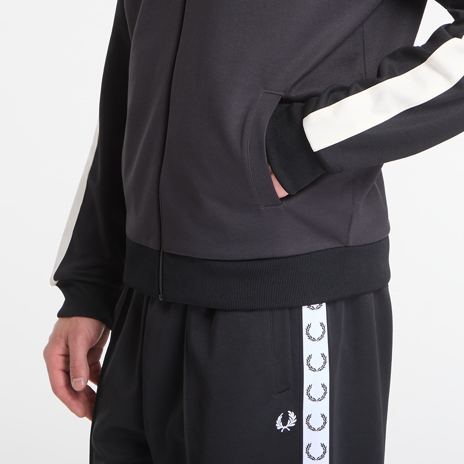 Pánské mikiny Fred Perry Contrast Sleeve Track Jacket Black