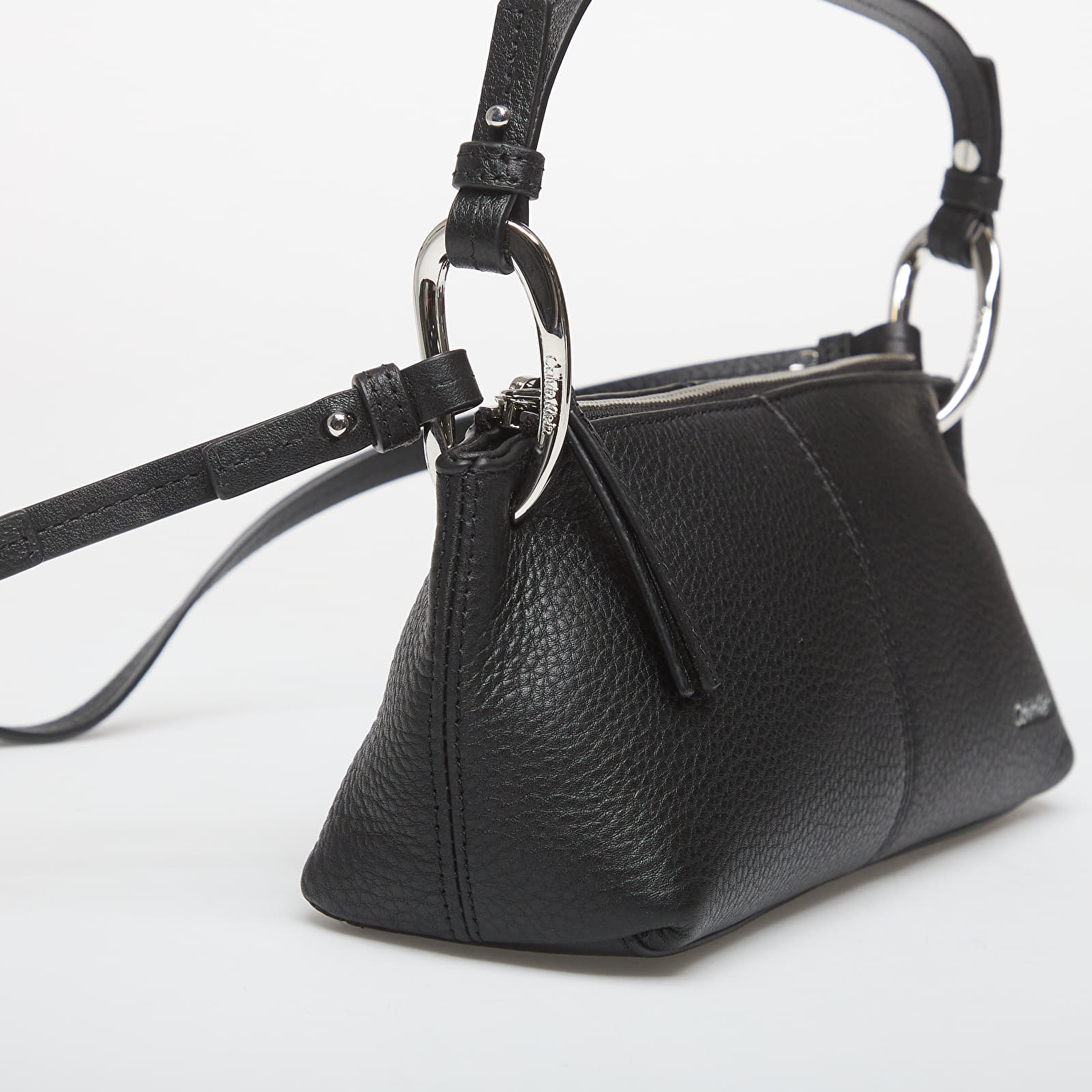Käsilaukut Calvin Klein Slouchy Leather Small Conv Bag Black