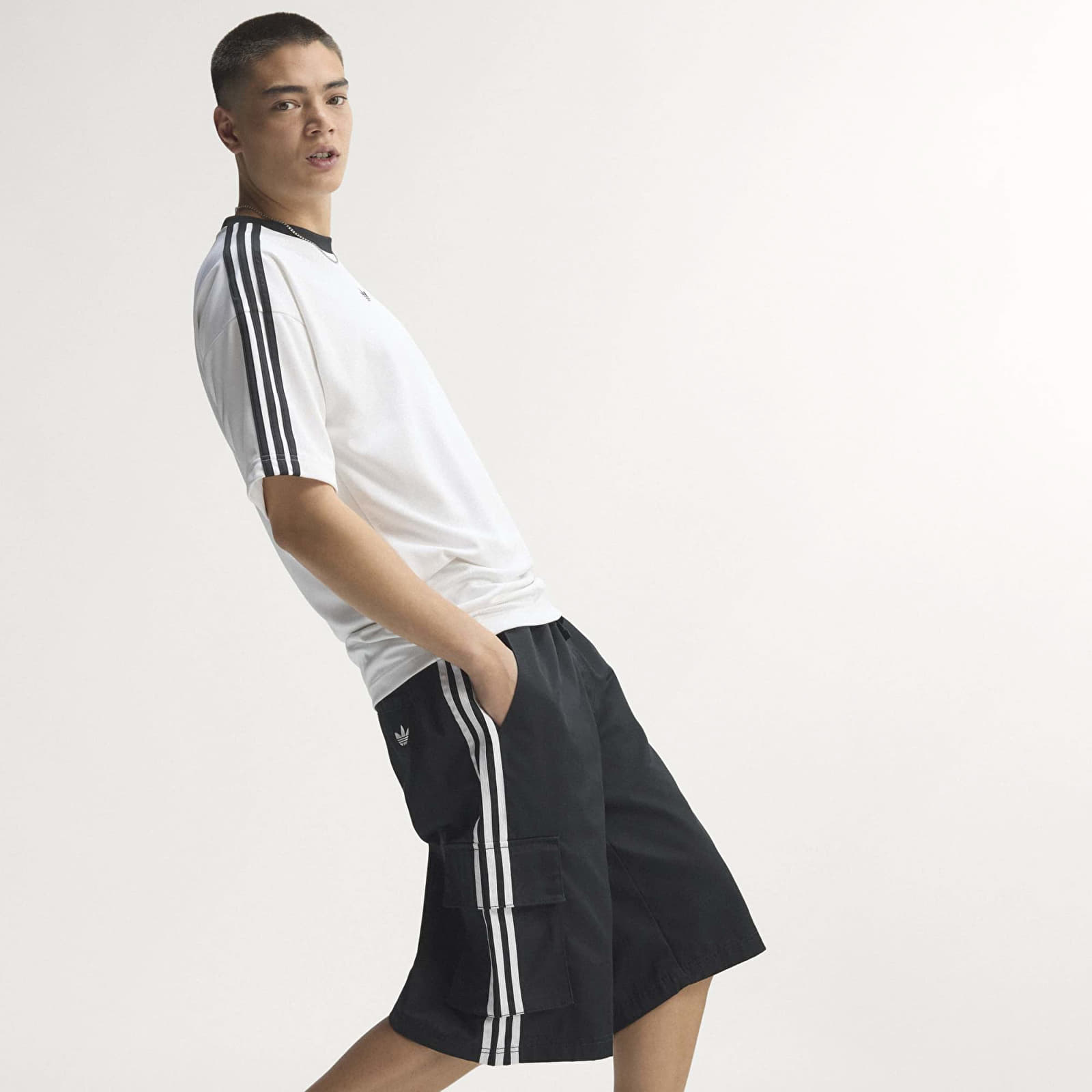 Pantaloni scurți pentru bărbați adidas Adicolor Cotton Twill Cargo Shorts Black