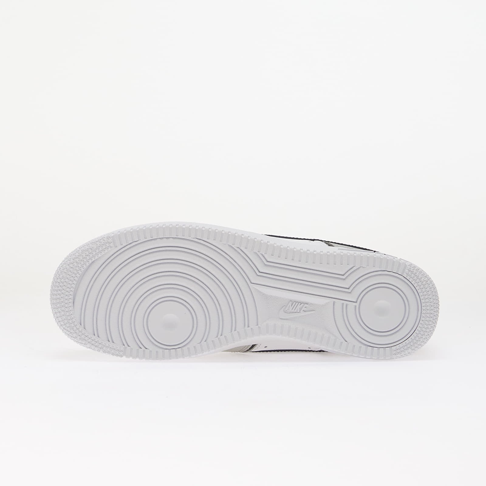 Чоловіче взуття Nike Air Force 1 '07 LV8 Metallic Silver/ Black-White
