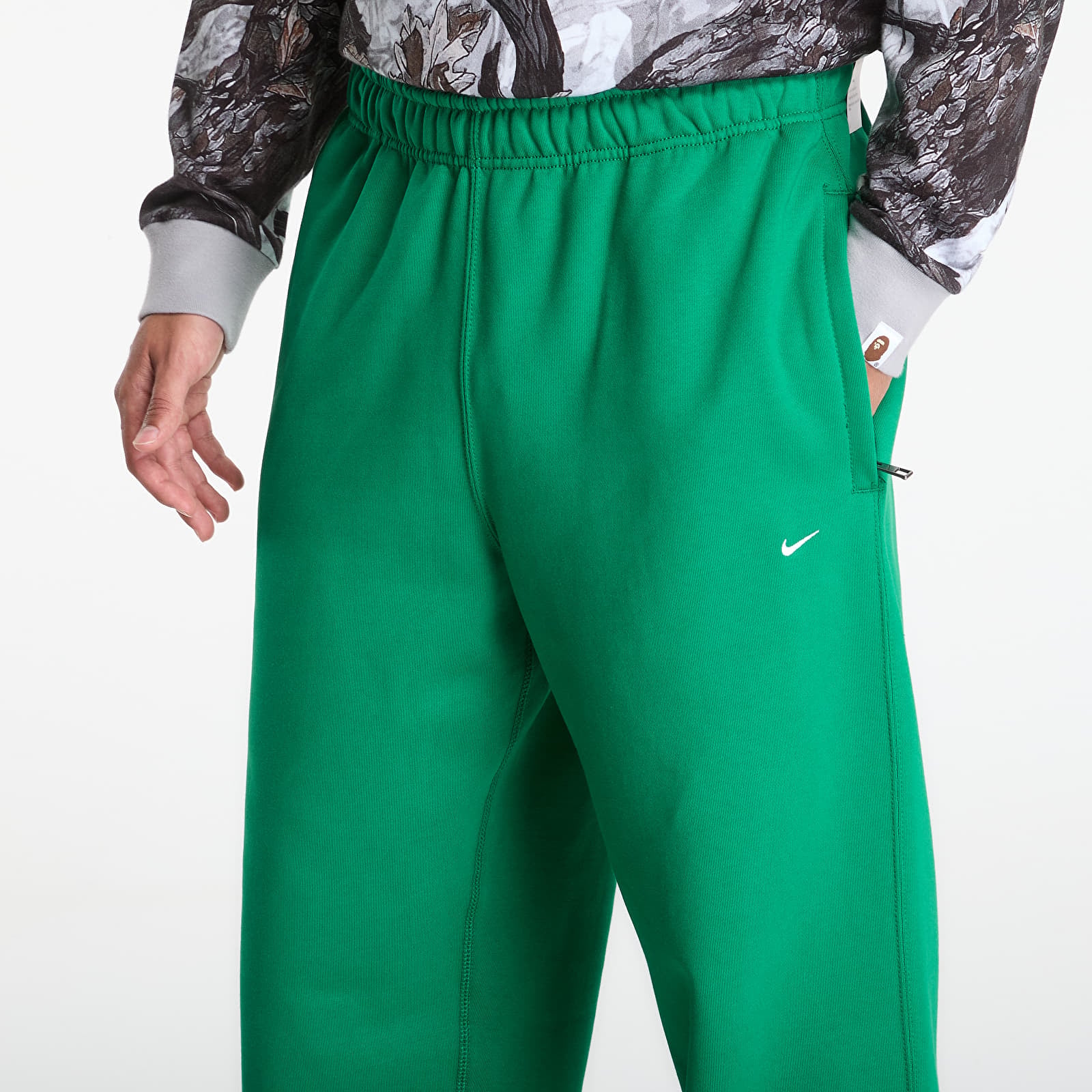 Joggebukser for menn Nike Solo Swoosh Men's Fleece Open-Hem Pants Court Green/ Court Green/ White