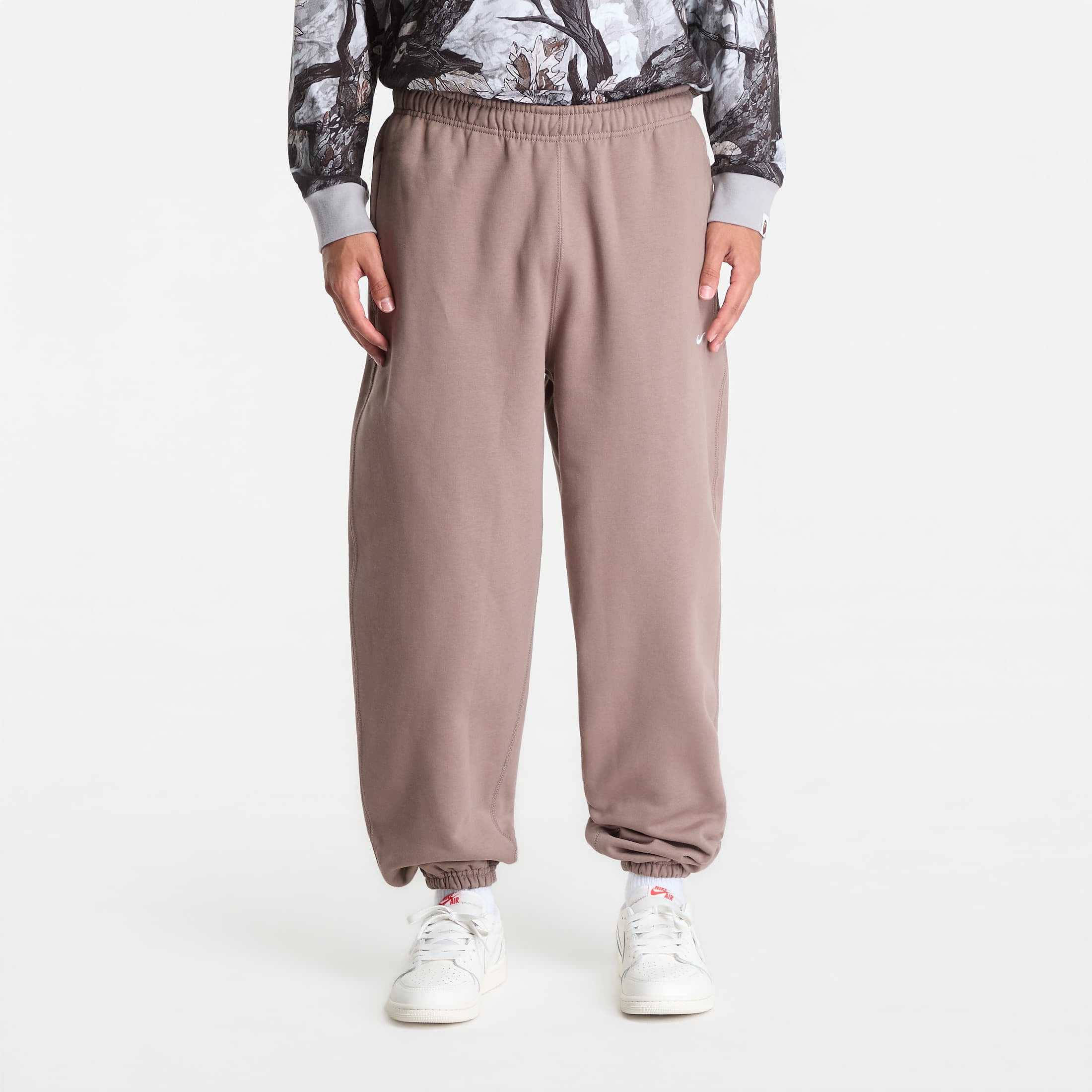 Суитшърт Nike Solo Swoosh Men's Cuffed Fleece Pants Mink Brown/ Mink Brown/ White S