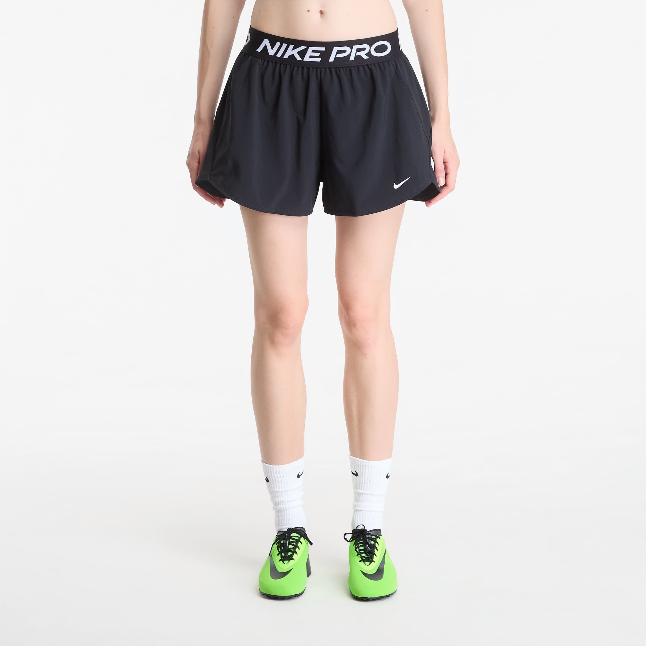 Къси панталони Nike Pro Women's Dri-FIT Mid-Rise Brief-Lined 3