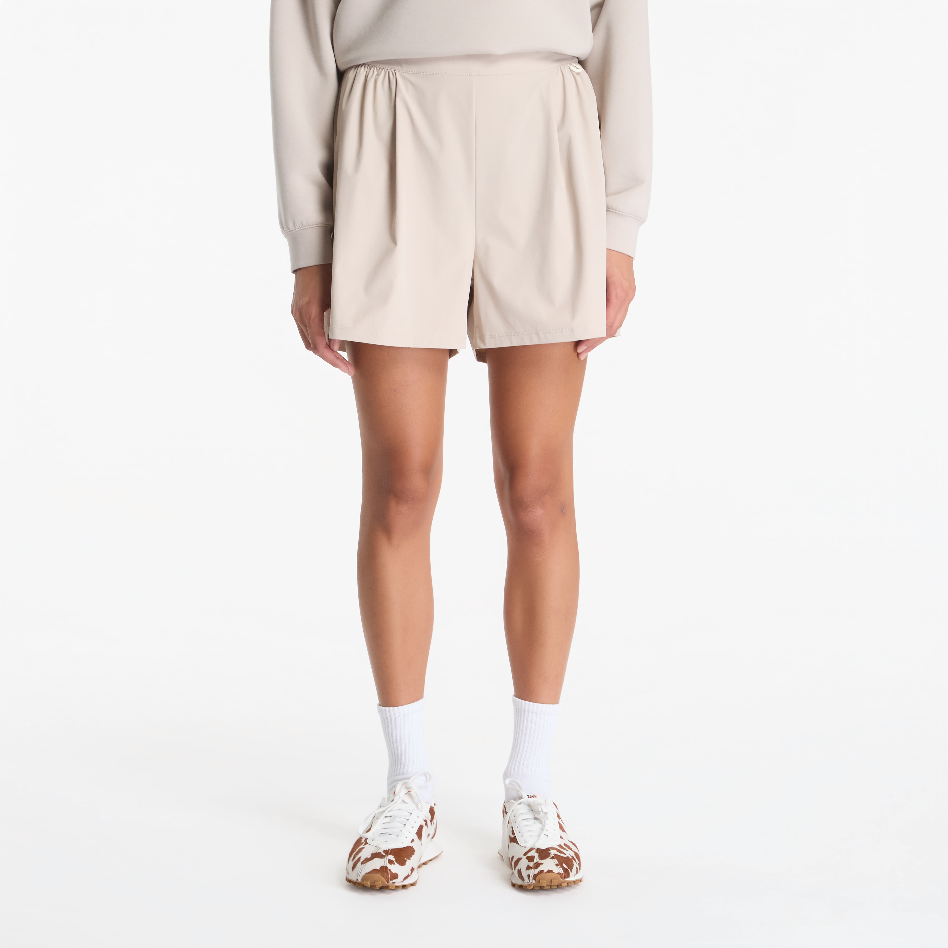 Къси панталони Nike 24.7 PerfectStretch Women's Dri-FIT High-Waisted Shorts Cream Ii/ Cream Ii/ Cream Ii/ College Grey L