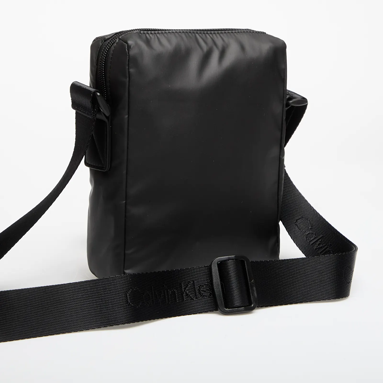 Miesten olkalaukut Calvin Klein Rubberized Reporter Black