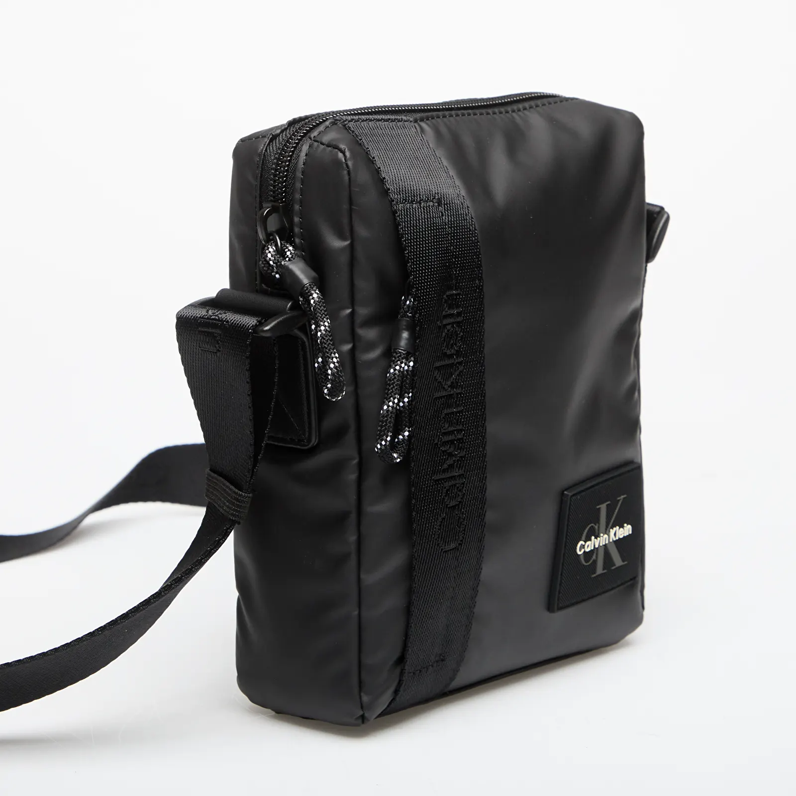 Miesten olkalaukut Calvin Klein Rubberized Reporter Black