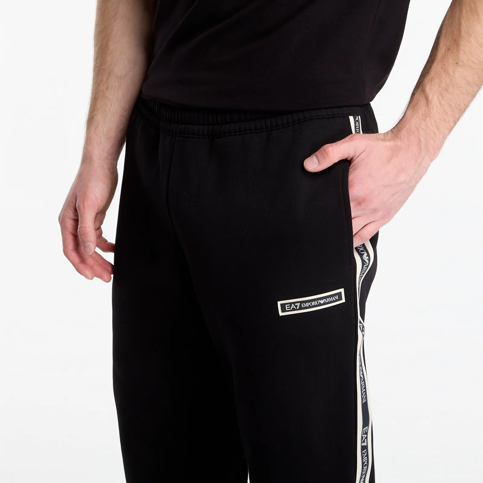 Pantaloni della tuta  EA7 Emporio Armani Train Logo Series M Tape Pants Black