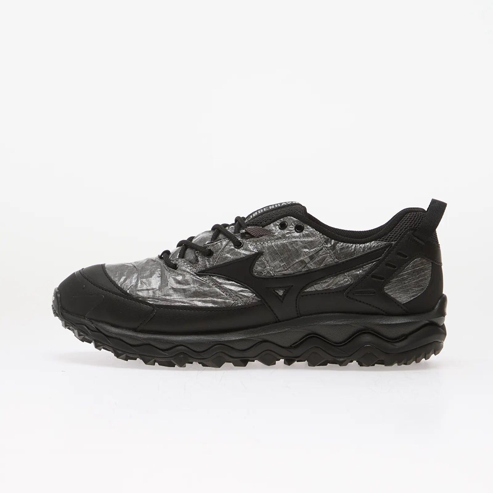 Sportschuhe für Männer Mizuno x Han Kjøbenhavn Wave Mujin TL Black/ Black Sand/ Iron Gate