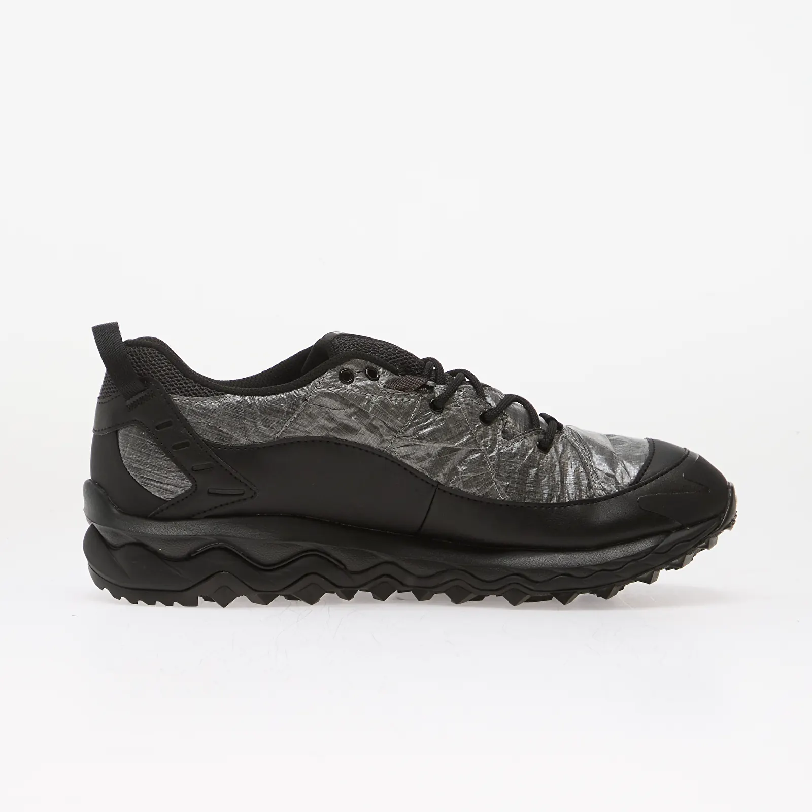 Sportschuhe für Männer Mizuno x Han Kjøbenhavn Wave Mujin TL Black/ Black Sand/ Iron Gate
