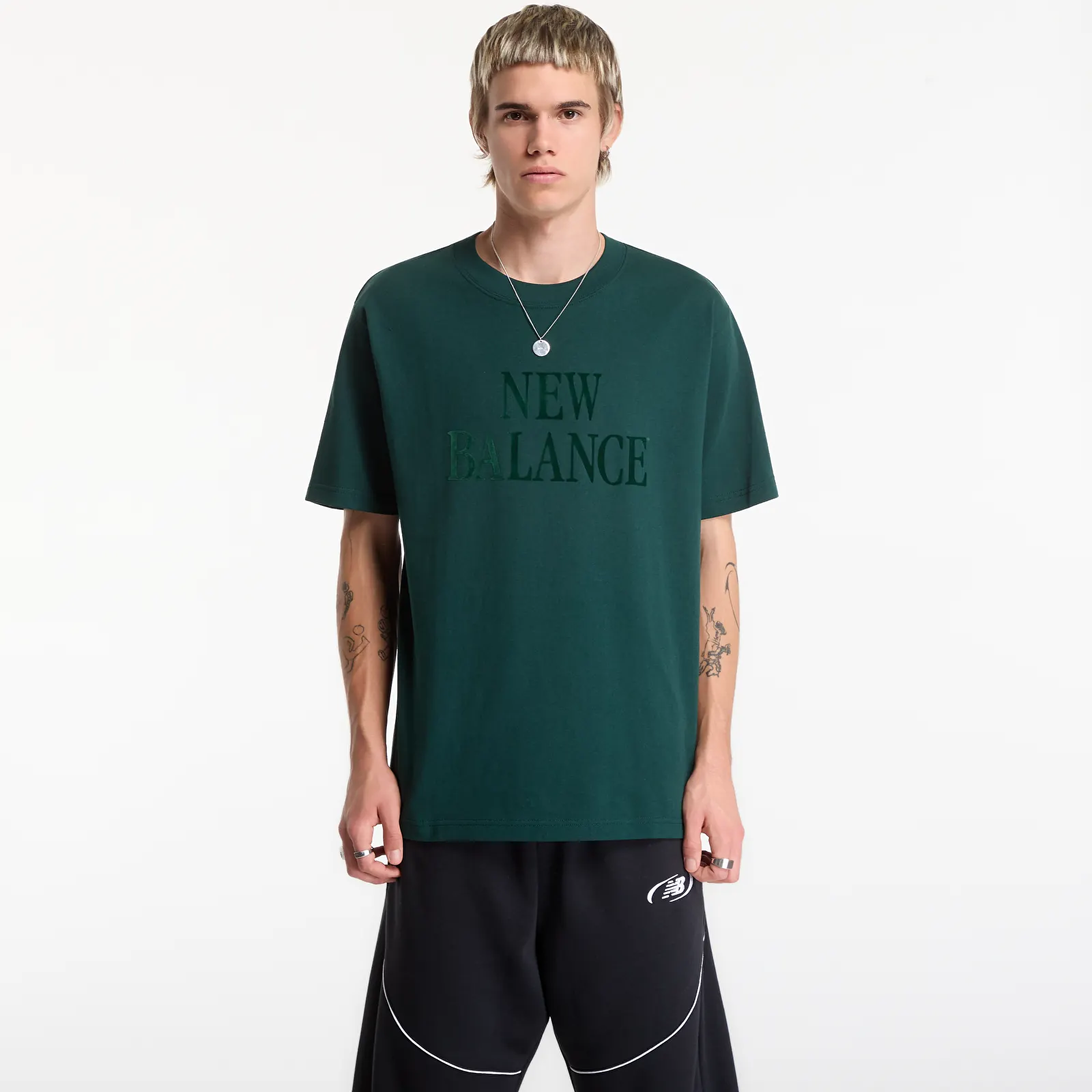 Camisetas de hombre New Balance Athletics Flocked Logo T-Shirt Nordic Green