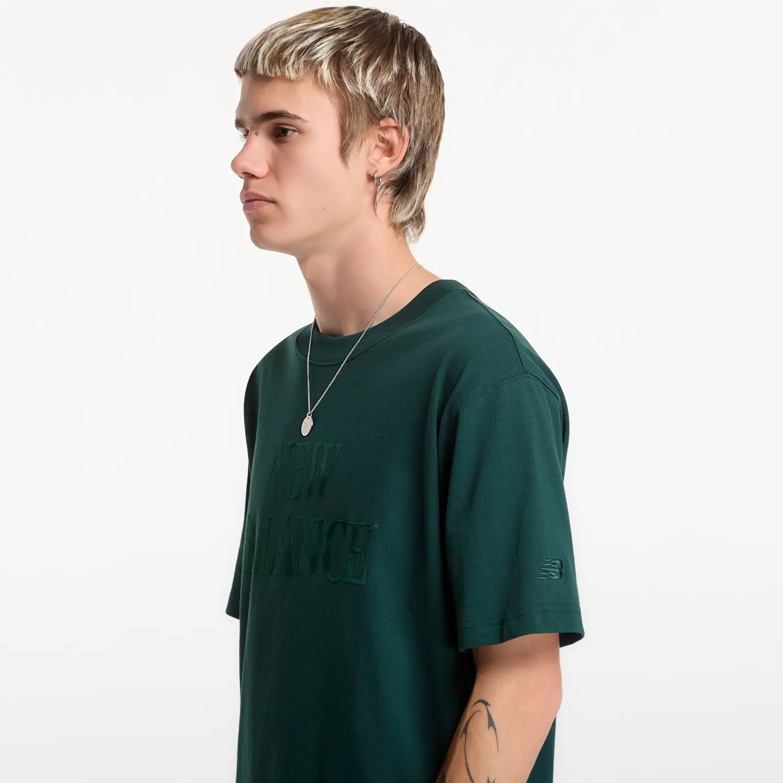 Camisetas de hombre New Balance Athletics Flocked Logo T-Shirt Nordic Green