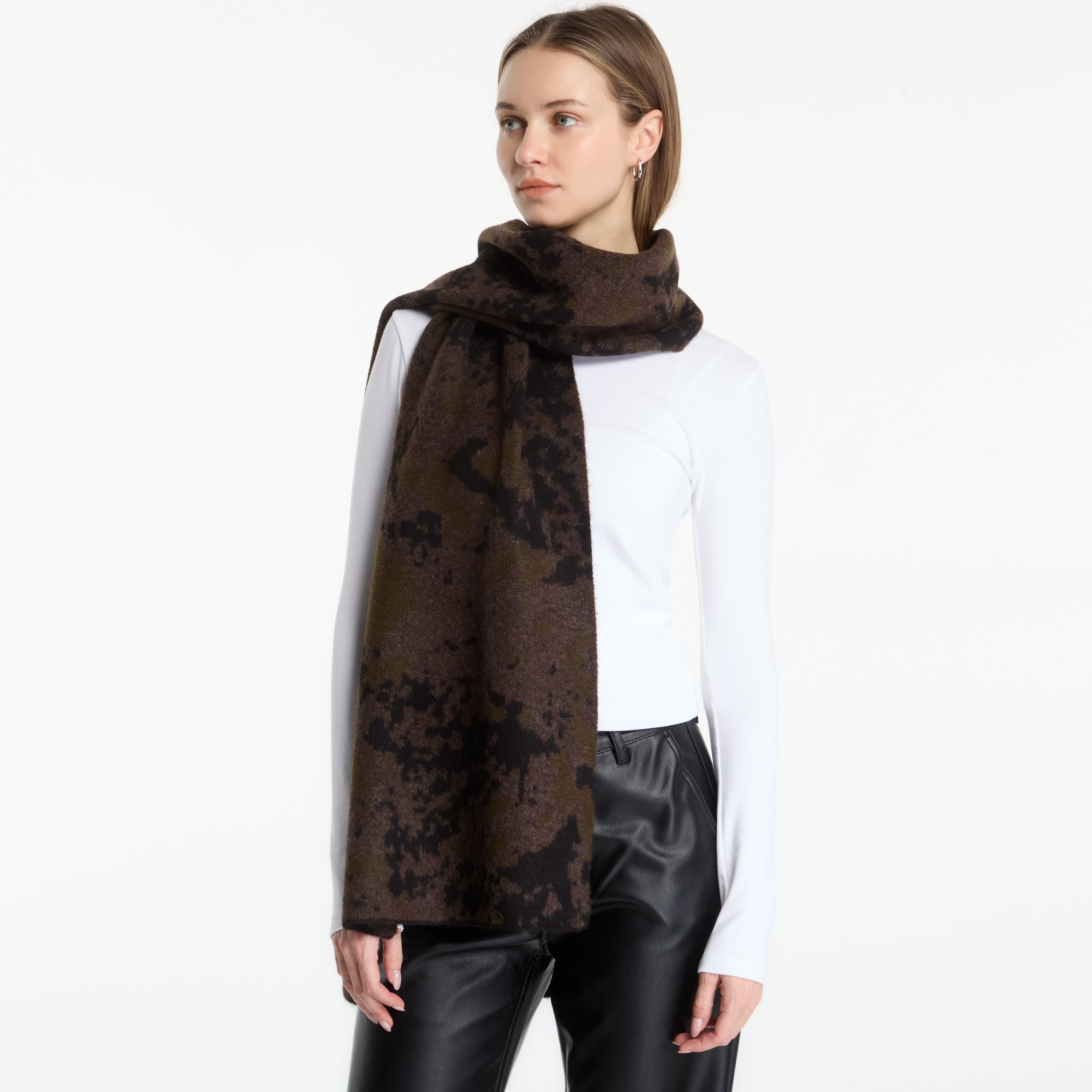 Шал Carhartt WIP Camo Disperse Scarf Camo Disperse Jacquard, Black Universal