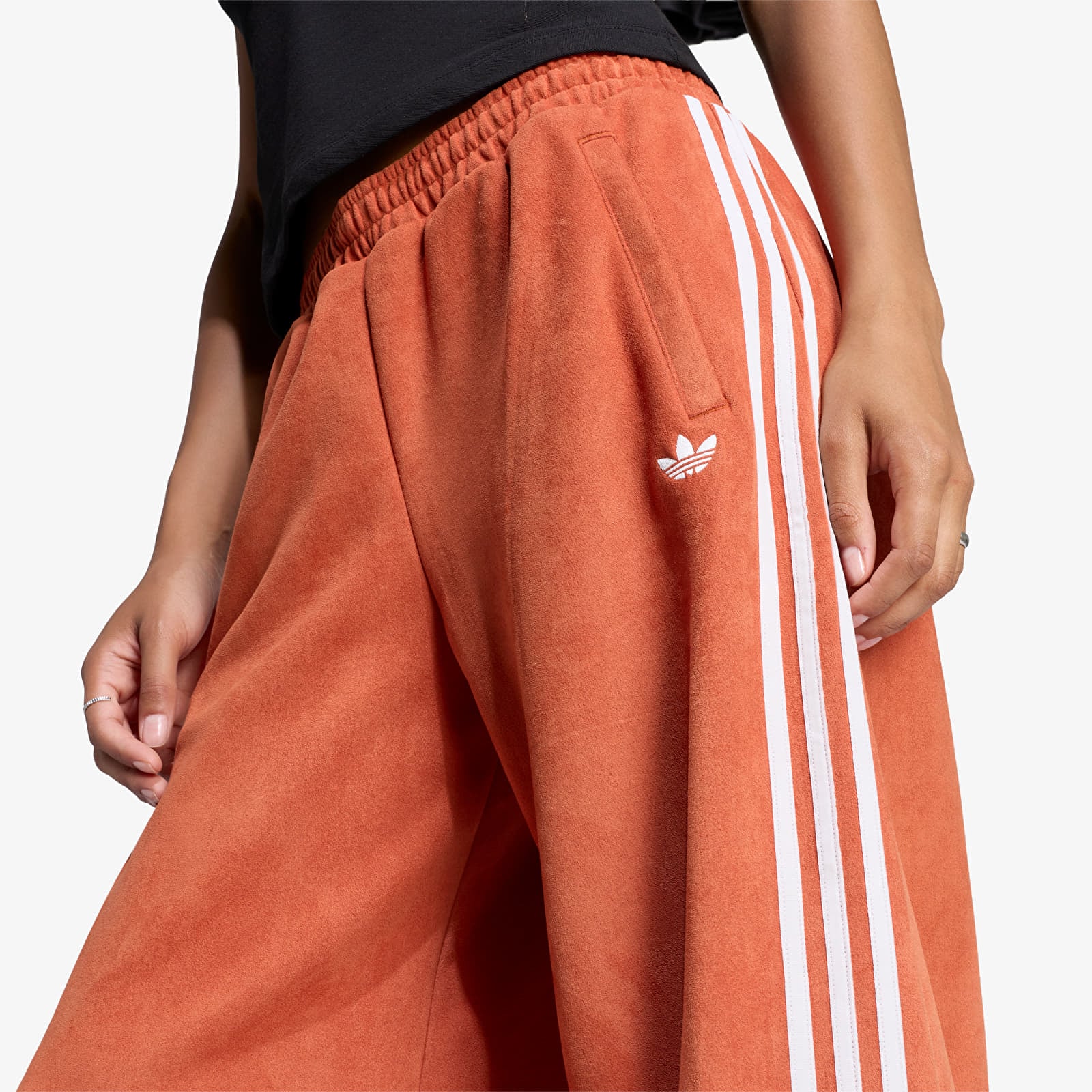 Hosen für Frauen adidas Adilenium Season 6 Faux Suede Track Pant Vermillion